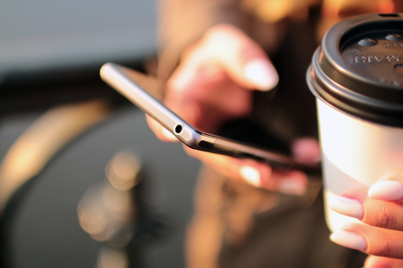 mobile-698624_1280_0
